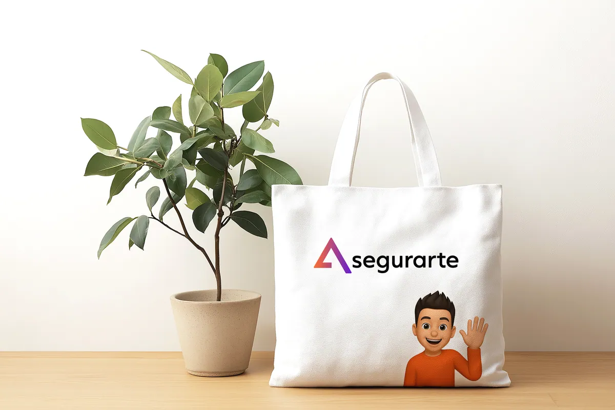 Tote bag with the logo and the brand's illustrated character.